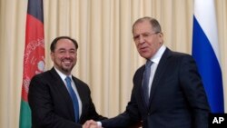 Menlu Rusia Sergey Lavrov (kanan) menerima Menlu Afghanistan Salahuddin Rabbani di Moskow, Rusia (7/2). Rusia menjadi tuan rumah pertemuan di Moskow pekan ini yang dihadiri Afghanistan, Pakistan, China, India, dan Iran.