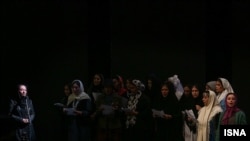 اجرای سرود در افتتاحیه جشنواره فیلم فجر با حضور خوانندگان زن