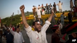 Supporters of Pakistani cricketer-turned-politician Imran Khan shout slogans against Prime Minister Nawaz Sharif during a protest in Islamabad, Pakistan, Aug. 19, 2014. 