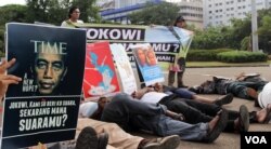 Aksi unjuk rasa di depan Istana Negara, Jakarta hari Rabu (17/12) untuk mendesak pemerintah mengusut tuntas pelaku penembakan di Paniai, Papua (foto: VOA/Fathiyah).