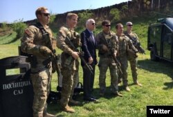 El senador John McCain posa junto a Boinas Verdes de EE.UU. que participan en un entrenamiento conjunto combinado con una unidad antiterrorista de Serbia en Belgrado. Serbia, April 10, 2017. (@SenJohnMcCain)