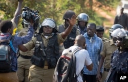 Kizza Besigye cercado pela polícia