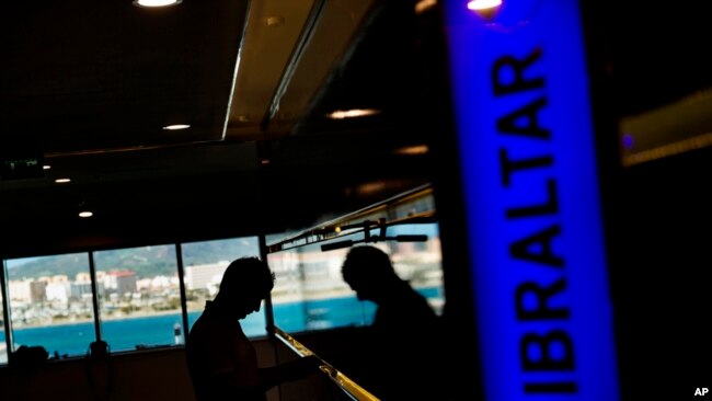 Un hombre trabaja fijando una luz en el recientemente inaugurado edificio del World Trade Center, una de las inversiones privadas más grandes de Gibraltar en los últimos años, en el territorio británico de Gibraltar.