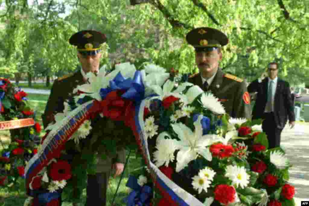 Военачальники России и США возложили венки на Арлингтонском кладбище