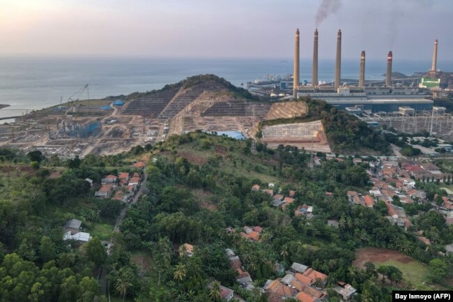 Cerobong asap menyemburkan asap berbahaya ke udara dari PLTU batu bara, sebuah ilustrasi gamblang mengenai ketergantungan Asia terhadap bahan bakar fosil yang mengancam target iklim, 21 September 2021. (Foto: AFP/Bay Ismoyo)