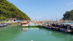 Kapal penangkap ikan berlabuh di Pelabuhan Sadeng, Yogyakarta. (VOA/Nurhadi)