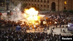 Balon-balon gas yang digunakan untuk kampanye di Lapangan Republik di Yerevan, Armenia, meledak dan terbakar. Sedikitnya 144 orang luka-luka dalam insiden tersebut (4/5).