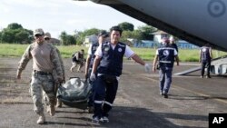Para tentara dan anggota brigade medis membawa peralatan dari sebuah pesawat yang akan digunakan di wilayah-wilayah yang terdampak gempa di Yurimaguas, Peru, 26 Mei 2019.
