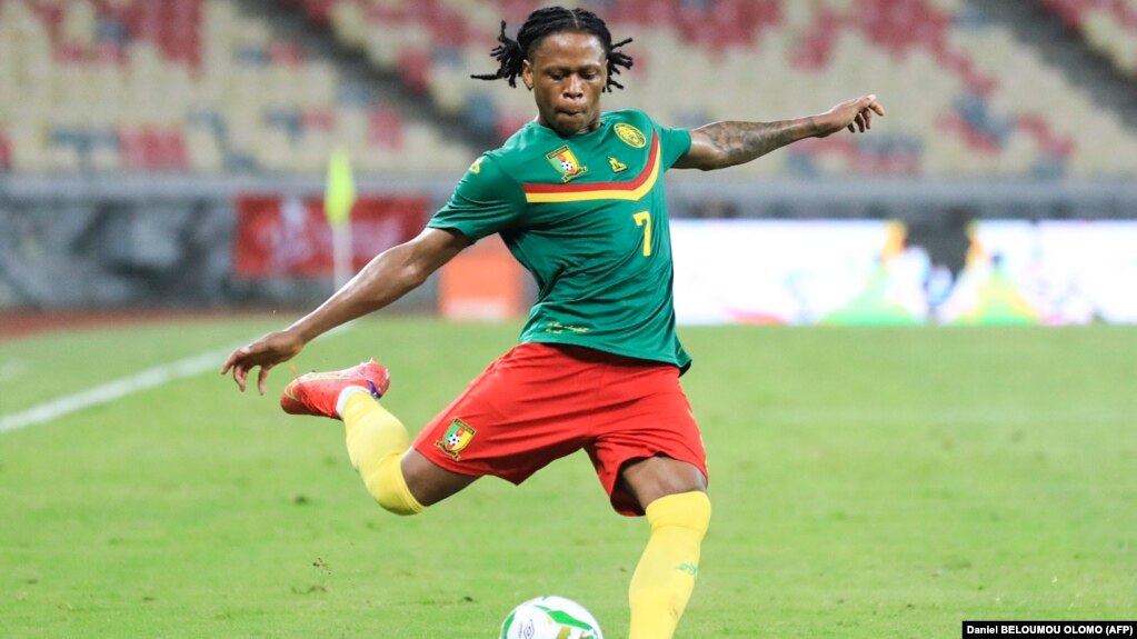 Le Camerounais Clinton Njie botte le ballon lors du match de qualification entre le Cameroun et le Rwanda au Stade Omnisport de Douala le 30 mars 2021.