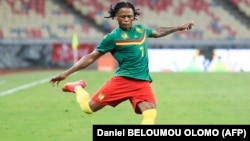 Le Camerounais Clinton Njie botte le ballon lors du match de qualification entre le Cameroun et le Rwanda au Stade Omnisport de Douala le 30 mars 2021.