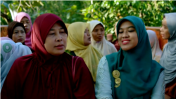 Karakter Bu Tejo (kanan) diperankan oleh aktris Siti Fauziah, yang sebelumnya pernah membintangi sejumlah film layar lebar (courtesy: Ravacana Films).