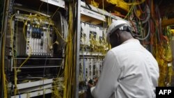 Un employé du groupe français de télécommunications Orange Adama Meite dans un centre technique d'Orange à Abidjan, le 16 mai 2018 (AFP PHOTO / SIA KAMBOU).