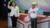 Les candidats à la présidence péruvienne Keiko Fujimori (à g.) et Pedro Castillo lors de leur débat à Arequipa, au Pérou, le 30 mai 2021.