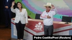 Dua kandidat Presiden Peru, Keiko Fujimori dan Pedro Castillo dalam debat capres di Arequipa, Peru, 30 Mei 2021. (Foto: Sebastian Casteneda/Reuters)