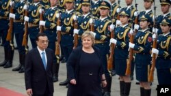 7일 중국 베이징에 도착한 에르나 솔베르그 노르웨이 총리(오른쪽)가 의장대 환영식에서 리커창 중국 총리와 함께 걷고 있다.