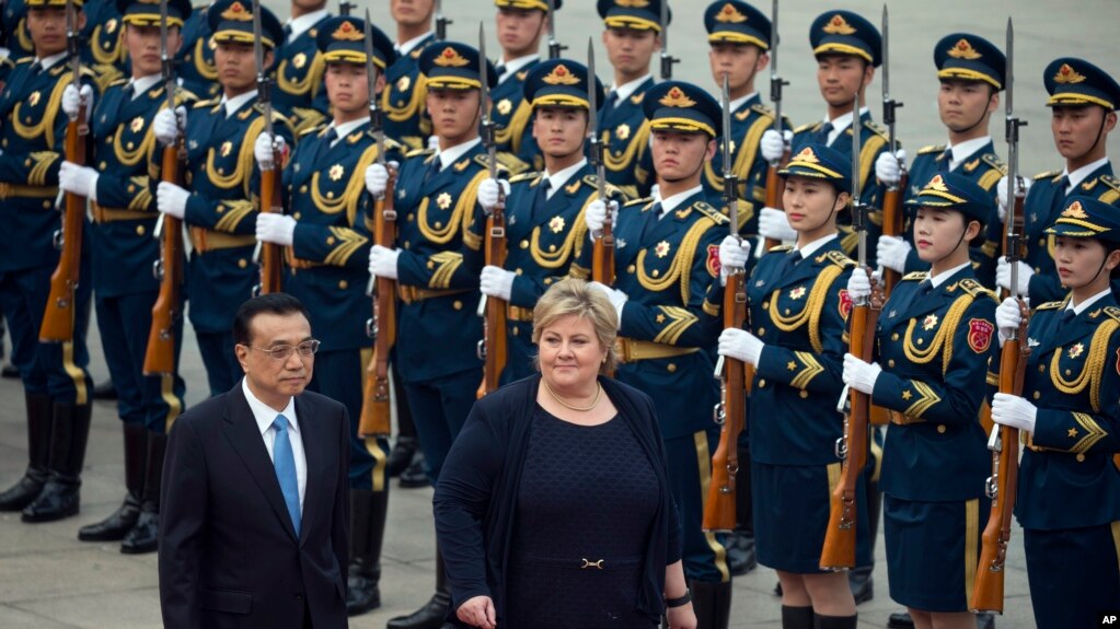 挪威首相埃爾娜.索爾貝格在中國總理李克強陪同下在人民大會堂外檢閱中國三軍儀仗隊。 (2017年4月7日)