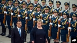 挪威首相埃尔娜.索尔贝格在中国总理李克强陪同下在人民大会堂外检阅中国三军仪仗队。（2017年4月7日）