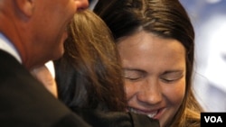 Amanda Knox celebra la decisión del tribunal de Perurgia de dejarla en libertad a ella y a su ex novio italiano, Raffaele Sollecito.