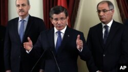Perdana Menteri Turki Ahmet Davutoglu (tengah) memberikan keterangan mengenai serangan bom di Ankara, Senin (14/3).