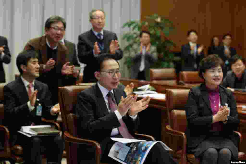 30일 청와대에서 나로호 발사과정 중계를 지켜보는 한국 이명박 대통령(가운데).