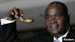 Zimbabwe's central bank Governor Gideon Gono gestures during a news conference at his office in Harare. (file photo)