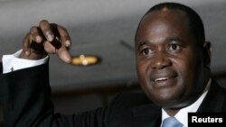 Zimbabwe's central bank Governor Gideon Gono gestures during a news conference at his office in Harare. (file photo)