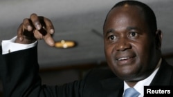 Zimbabwe's former central bank Governor Gideon Gono gestures during a news conference at his office in Harare. (file photo)