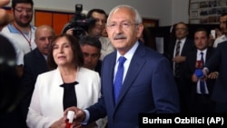 Lãnh đạo đảng đối lập chính của Thổ Nhĩ Kỳ Kemal Kilicdaroglu và vợ Selvi Kilicdaroglu đi bỏ phiếu tại một trạm bỏ phiếu ở Ankara, Thổ Nhĩ Kỳ.