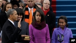21일 미국 국회의사당에서 열린 대통령 취임식에서 바락 오바마 대통령이 가족들이 지켜보는 가운데 취임선서를 하고 있다.