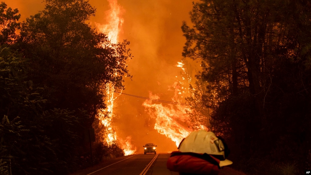 Massive California wildfire 2018 destroys houses