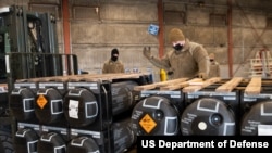 2022年1月21日美國特拉瓦州多佛空軍基地的人員將準備運往烏克蘭的彈藥、武器和設備裝箱。