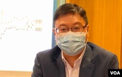 香港浸会大学政治与国际关系学系副教授陈家洛表示，最近凤凰卫视高层人事大变动，以及公营广播机构香港电台停播BBC国际频道，反映对一国两制及新闻自由响起极大警号。 (美国之音/汤惠芸)