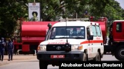 Une ambulance roule près du lieu d'une explosion à Kampala, en Ouganda, le 16 novembre 2021.