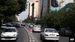 이란 수도 테헤란 도로에서 차들이 달리고 있다. (자료사진)