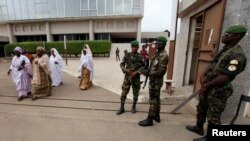 Des rebelles gardent les lieux de la rébellion à Bouaké, au centre de la Côte d'Ivoire, le 8 décembre 2010.