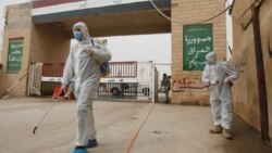 Autoridades de salud fumigan las calles en Irán para evitar la propagación del coronavirus.