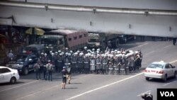 မြေနီကုန်းဆန္ဒပြသူတွေကို ရဲတပ်ဖွဲ့ကအင်အားသုံးလူစုခွဲ