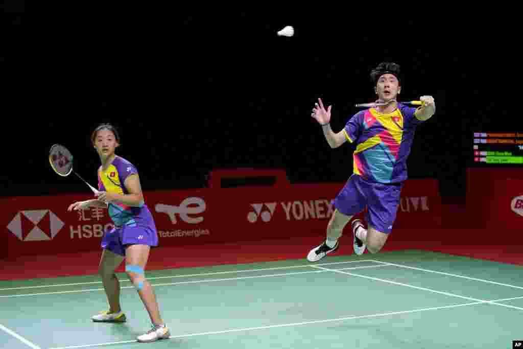 Hong Kong&#39;s Tang Chun Man, right, and Tse Ying Suet compete against Thailand&#39;s Dechapol Puavaranukroh and Sapsiree Taerattanachai during their mixed doubles badminton group stage match at the BWF World Tour Finals in Nusa Dua, Bali, Indonesia.