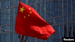北京一所大樓外飄揚的中國國旗。
