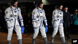 Desde la izquierda, el astronauta de la NASA Jeff Williams, y los cosmonautas rusos Alexei Ovchinin, y Oleg Skripochka, previo a su viaje al espacio el sábado, 19 de marzo de 2016.
