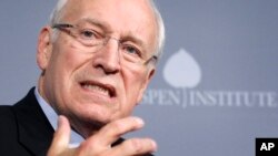 Dick Cheney asegura que ama a su hija, quien es abiertamente lesbiana, pero él no apoya los matrimonios gay.