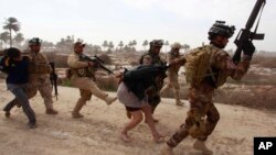 지난해 2월 이라크 바그다드에서 이라크 정부 군이 수니파 무장단체 ISIL 대원을 생포했다. (자료사진)