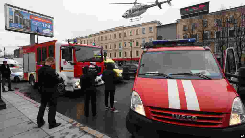 Des camions de pompiers dans les rues après l&#39;explosion à la station de métro Tekhnologichesky Institut à Saint-Pétersbourg, en Russie, le 3 avril 2017.