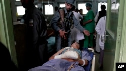 15일 아프가니스탄 카불에서 발생한 폭탄 테러로 부상당한 남성이 병원으로 이송되었다.
