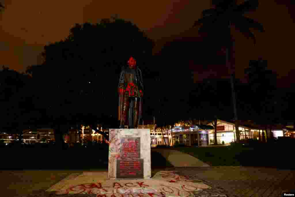 میامی میں کرسٹوفر کولمبس کا مجسمہ گرائے جانے یا سر قلم ہونے سے تو بچ گیا لیکن مظاہرین نے اس پر رنگ پھینکا اور مختلف نعرے بھی لکھ ڈالے۔