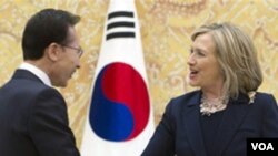 Presiden Korea Utara Lee Myung-bak menerima kunjungan Menlu AS Hillary Clinton di Seoul, Minggu (17/4).