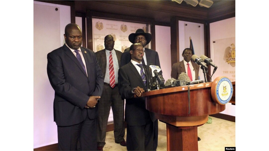 South Sudan Second Vice President James Wani Igga (C), flanked by South Sudan President Salva Kiir (R) and First Vice President Riek Machar (L), addresses a news conference at the Presidential State House in Juba, South Sudan, July 8, 2016.
