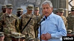 Menhan AS, Chuck Hagel berbicara kepada pasukan AS di Jalalabad, Afghanistan, Sabtu 9/3. Hagel membatalkan konferensi pers di Kabul hari Minggu (10/3). 