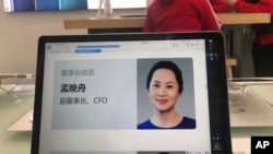 Hình ảnh Giám đốc Mạnh Vãn Chu trong một cửa hàng của Huawei ở Bắc Kinh.