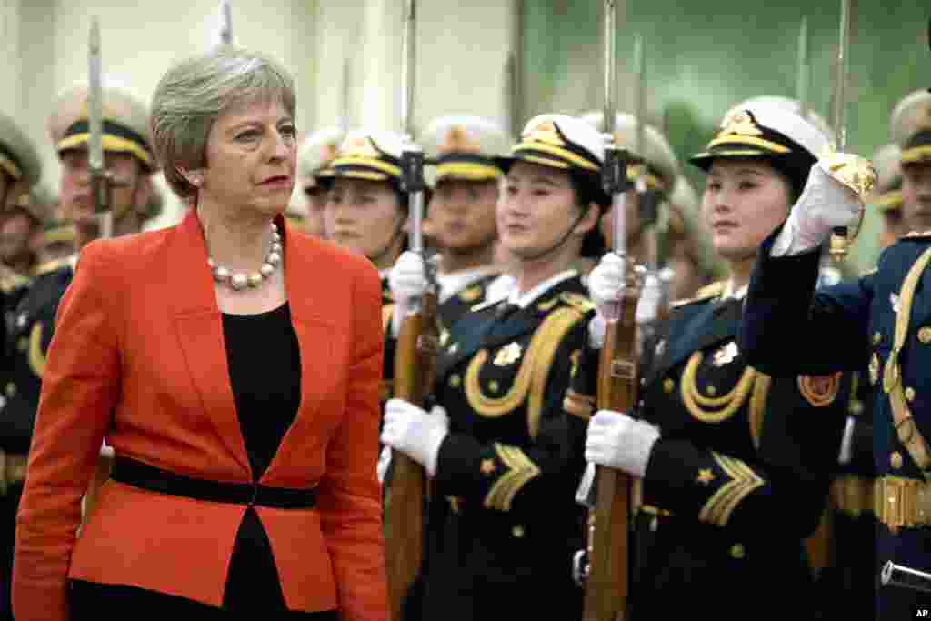 英国首相特蕾莎·梅2018年1月31日在北京人民大会堂的欢迎仪式上检阅仪仗队。